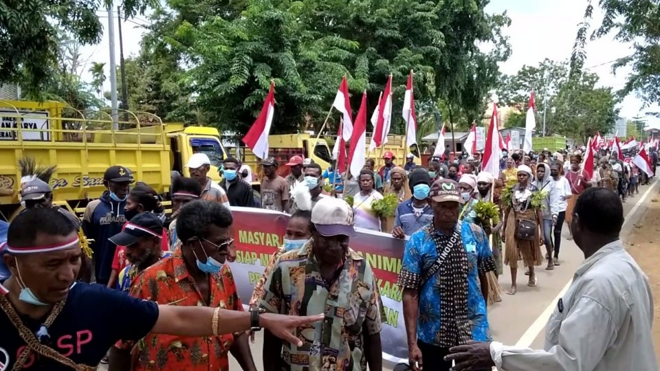Kelompok warga yang menamai diri Solidaritas Masyarakat Wilayah Adat Anim Ha menggelar aksi damai di 'Kota Rusa' Merauke, Papua pada Senin (14/3/2022). Foto: Eman Riberu/ Papua60detik