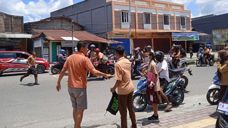 Korban SS, ditolong rekannya mengamankan motor yang dikendarainya. Foto: Salmawati Bakri/ Papua60detik