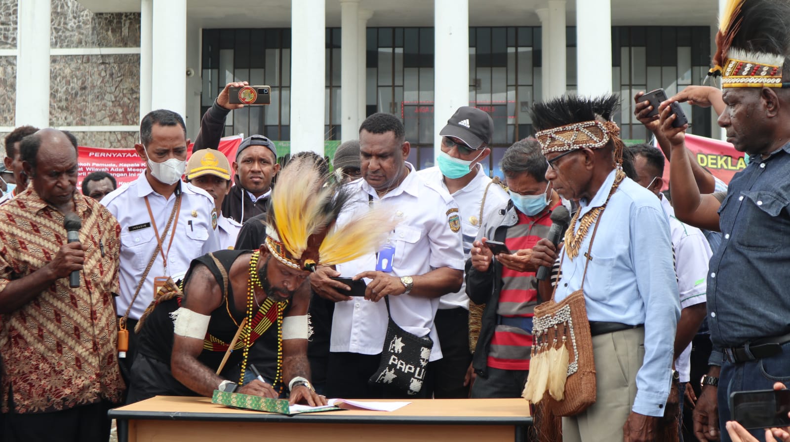 Penandatanganan pernyataan sikap dukungan Provinsi Papua Tengah di halaman Kantor Pusat Pemerintahan Kabupaten Mimika, Rabu (13/4/2022). Foto: Salmawati Bakri/ Papua60detik