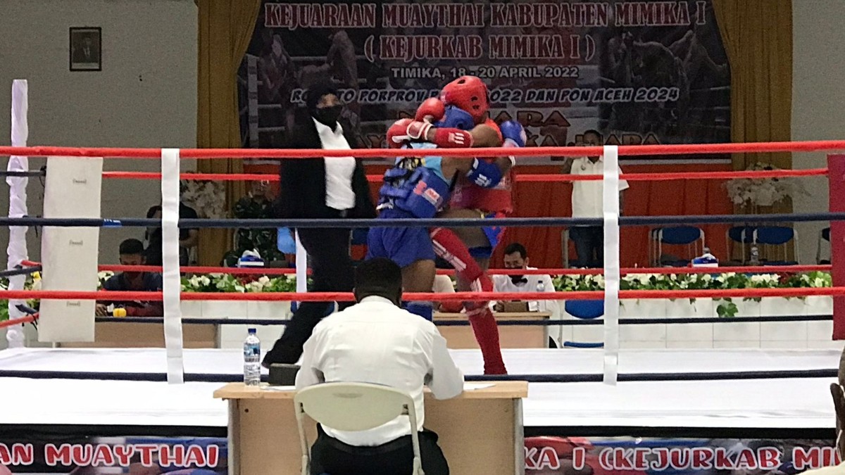 Pertandingan pembuka kejurkab Muay Thai Mimika, Senin (18/4/2022) malam di Gedung MPCC. Foto: Anti/ Papua60detik