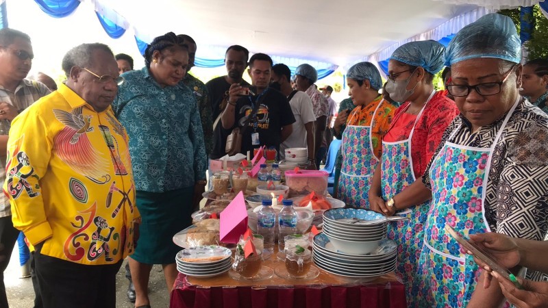 Stand TP-PKK Distrik Mimika Baru pada lomba cipta menu beragam, bergizi, seimbang dan aman di halaman rumah jabatan bupati, Jumat (27/5/2022).  Foto: Anti/ Papua60detik