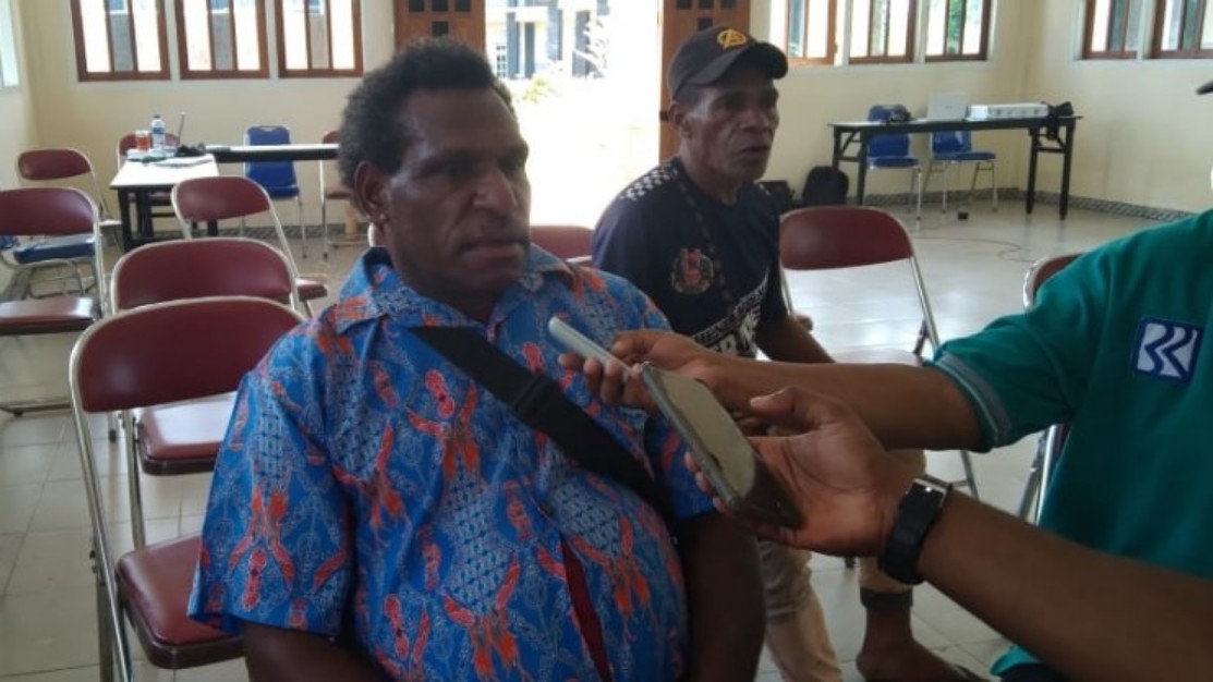 Ketua Marga Samkakai Kampung Buepe, Lukas Samkakai. Foto: Eman Riberu/ Papua60detik