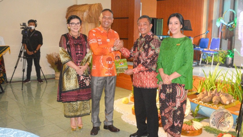 Brigjen TNI Izak Pangemanan dan Kolonel JO Sembiring didampingi didampingi sang istri, dalam pisah sambut di Aula Makorem 172/PWY, Rabu (15/6/2022). Foto: Penerangan Korem 172/PWY