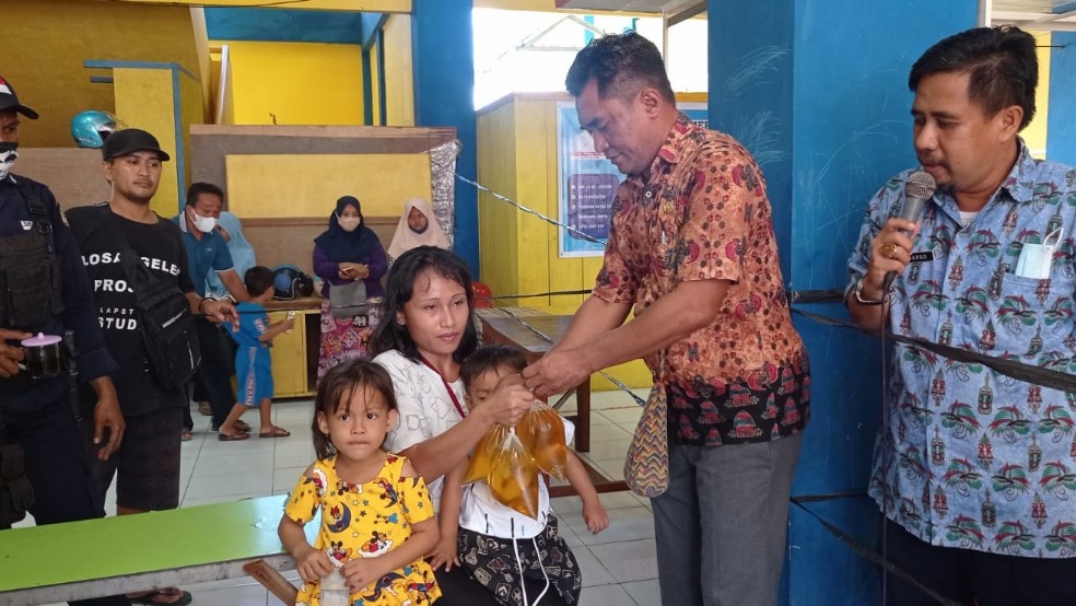 operasi-pasar-minyak-goreng-curah-di-pasar-sentral-warga-maksimal-beli-3-liter