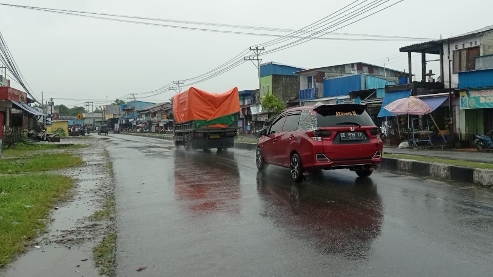 Jalanan di Kota Timika tampak basah usai diguyur hujan, Selasa (5/7/2022). Foto: Rachmat Julaini/ Papua60detik