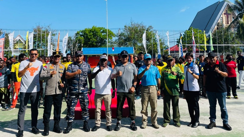 Foto bersama usai pembukaan Bola Voli Kapolres Cup Merauke, Jumat (23/08/2022). Foto: Ami/ Papua60detik