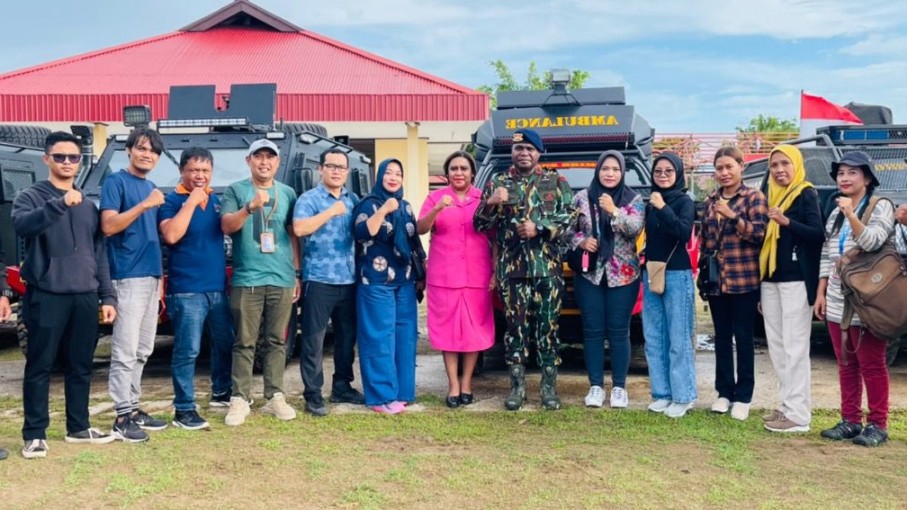 Kompol Clief D PH Duwit bersama mitra kerja selama bertugas di Merauke. Foto: Istimewa