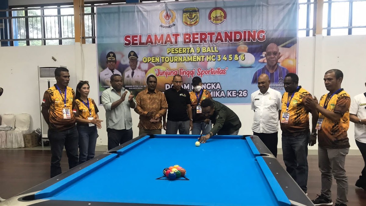 Staf Ahli Bupati Bidang Politik dan Pemerintahan Pemkab Mimika, Septinus Timang membuka Bupati Cup Biliar 2022, Rabu (5/10/2022). Foto: Faris/ Papua60detik