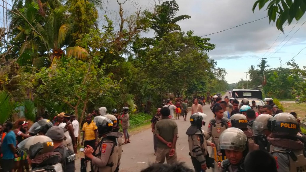 Serangan di Kwamki Narama: 1 Brimob Luka, Puluhan Anak Panah Disita
