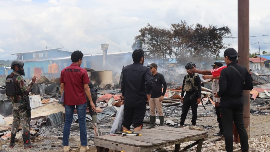Olah TKP kebakaran sejumlah kios dan rumah di Distrik Kenyam, Kabupaten Nduga, Rabu (19/10/2022). Foto: Polres Nduga