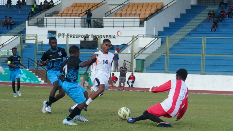Laga uji coba Papua Football Academy melawan SSB Timika Putra di lapangan Mimika Sport Complex, Sabtu (22/10/2022). Foto: Corpcom PTFI