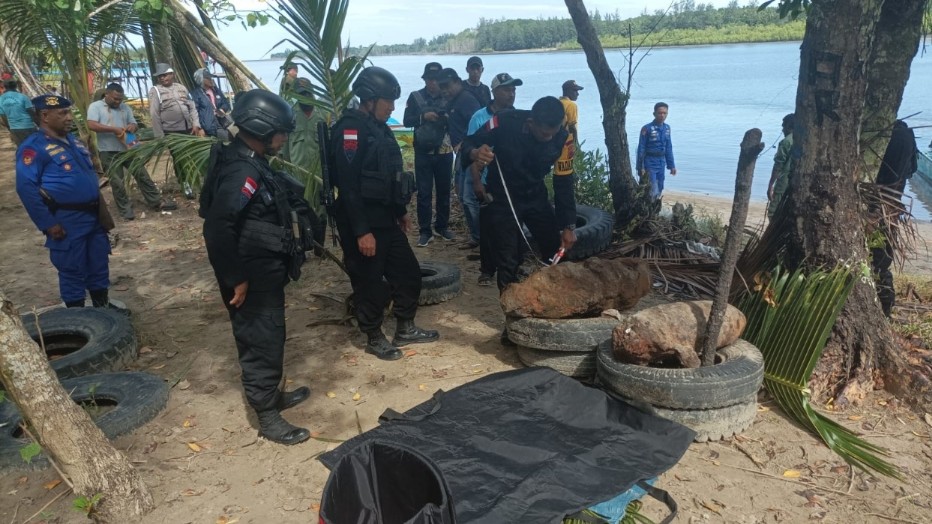 Tim Penjinak Bom Satbrimob Batalyon B Pelopor Polda Papua mengamankan hulu ledak bom aircraft peninggalan Perang Dunia Kedua, Rabu (26/10/2022).Foto: Istimewa