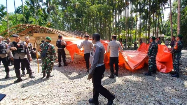 Capt: Penertiban tenda pasca prosesi adat ‘bayar kepala’ di Kwamki Narama, Senin (31/10/2022). Foto: Humas Polres Mimika