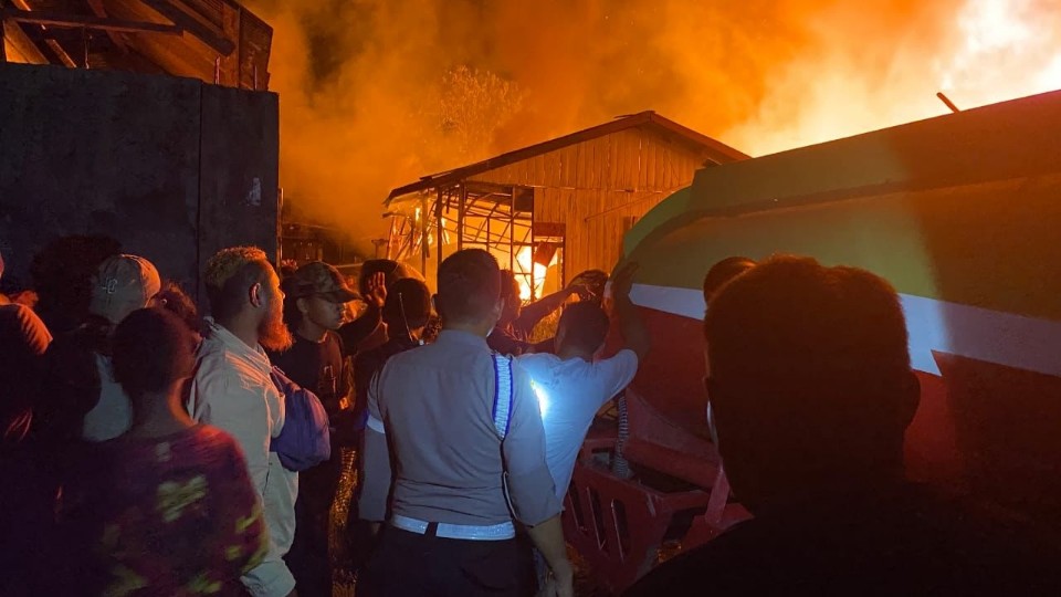 Kebakaran di Jalan Paradiso Distrik Dekai Kabupaten Yahukimo pada Selasa (8/11/2022). Foto: Humas Polda Papua