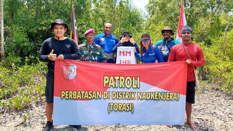 Kepala Badan Pengelola Perbatasan Kabupaten Merauke Rekianus Samkakai saat patroli perbatasan RI-PNG. Foto: Dok BPPM