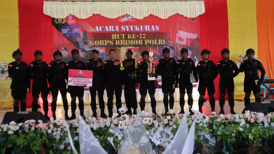 Danyon B Pelopor Satbrimob Polda Papua Kompol Dionisius Vox Dei Paron Helan dan Tim Ton Tangkas yang memenangkan juara pertama lomba ketangkasan satuan brimob se-papua. Foto Amma/Papua60detik