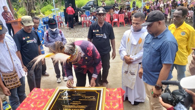 Plt Bupati Mimika Johannes Rettob menandatangani prasasti peresmian Gua Maria Merah Putih Paive, Jumat (9/12/22). Foto: Terry L/ Papua60detik