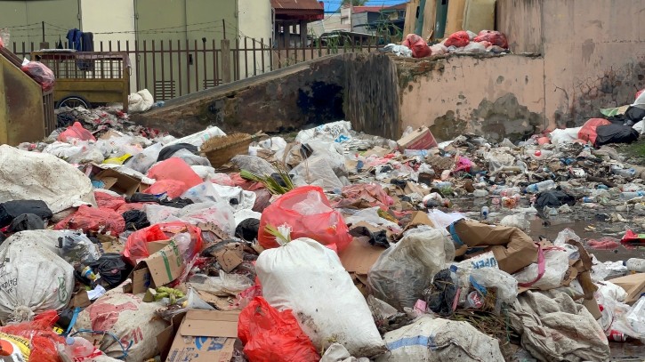 Sampah yang berserakan di area Pasar Wamanggu Merauke, Senin (27/12/2022).Foto : Ami/ Papua60detik