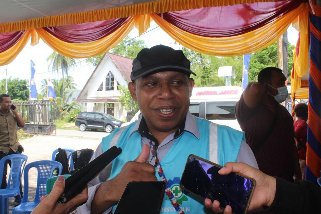Pimpinan PT PLN (Persero) UP3 Timika Mahly J Kbarek saat ditemui di Puskesmas Mapurjaya, Rabu (28/12/2022). Foto: Faris/ Papua60detik