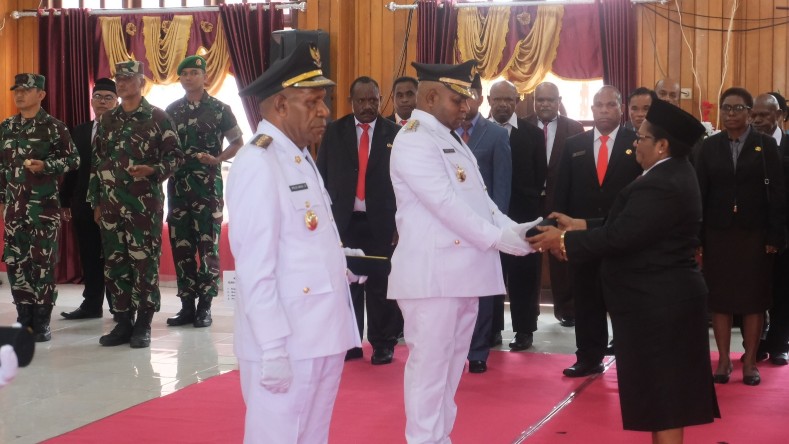 Penjabat (Pj) Gubernur Provinsi Papua Tengah, Ribka Haluk, melantik tiga penjabat Bupati di Kabupaten Nabire, Kamis (29/12/2022). Foto: Pemprov Papua Tengah