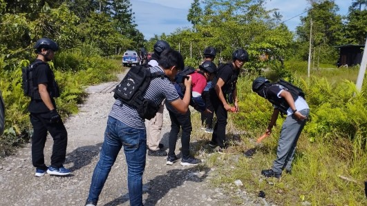 Olah TKP penembakan anggota TNI Kodim 1715/ Yahukimo, Kamis (2/3/2023). Foto: Humas Polda Papua