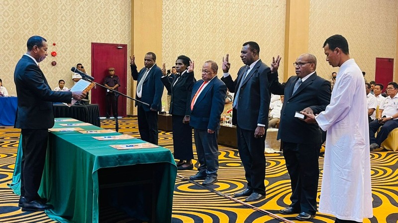 Pj Gubernur Papua Selatan, Apolo safanpo melantik dan mengambil sumpah panitia pemilihan anggota Majelis Rakyat Papua (MRP) Provinsi Papua Selatan di Swiss-Belhotel Merauke, Rabu (29/3/2023). Foto: Ami/ Papua60detik