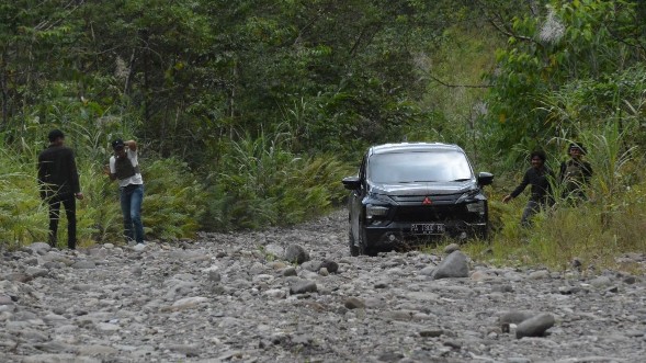 Patroli Satgas Damai Cartenz di Jalan Trans Papua Timika-Nabire, Distrik Iwaka, Kabupaten Mimika, Minggu (2/4/2023). Foto: Satgas Damai Cartenz