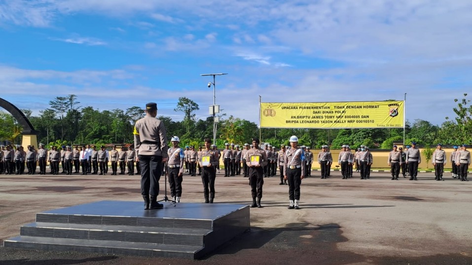 Upacara Pemberhentian Tidak Dengan Hormat (PTDH) dua anggota Polri di Mapolres Mimika, Jalan Agimuga Mile 32, Senin (29/5/2023). Foto: Amma/ Papua60detik