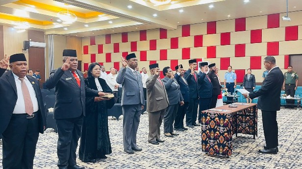 Pj Gubenur Papua Selatan Apolo Safanpo melantik 9 pejabat eselon II, Rabu (13/7/2023). Foto:Ami/ Papua60detik