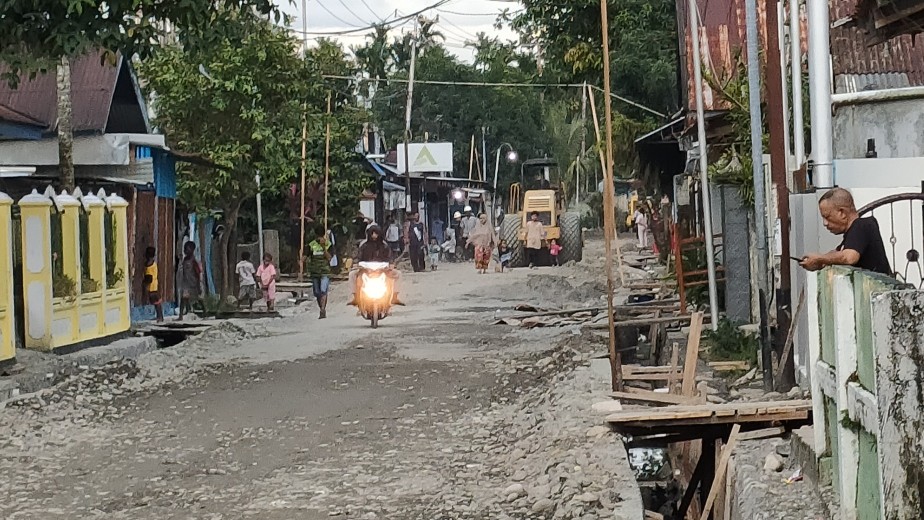 Tampak pekerjaan Jalan Sosial, Kompleks Kebun Sirih Kota Timika, Kamis (22/12/2022). Foto: Dok/ Papua60detik