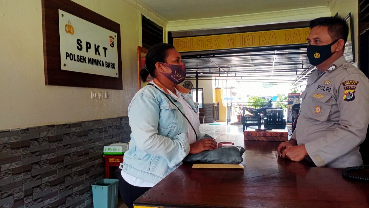 Ruth Agustha Kamukupeyau membuat laporan di Polsek Miru. Foto: Salmawati Bakri/Papua60detik
