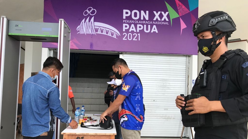 Pemeriksaan barang bawaan penonton di venue Futsal PON XX Papua, Senin (27/9/2021). Foto: Salmawati Bakri/Papua60detik