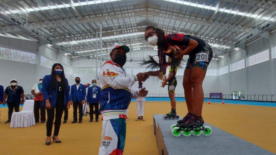 Atlet Sepatu Roda Putri Papua, Ghea Ivana Kusuma Rachman meraih medali emas di ajang perhelatan pekan olahraga Nasional (PON) XX 2021 Papua di nomor Individual Time Trial 100 meter. Foto/JARWO/PB PON XX 2021 Papua