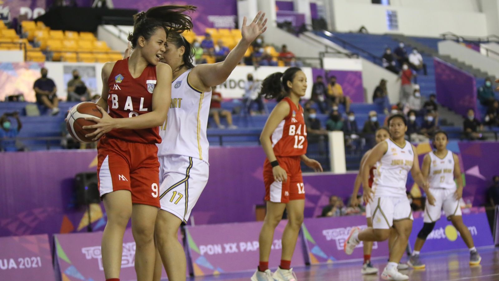 Pemain basket putri Bali menghindar dari sergapan pemain Jabar pada pertandingan yang digelar di GOR Mimika Sport Compex (MSC), Kamis (30/9/2021). Foto: Papua60detik/ Joe Situmorang