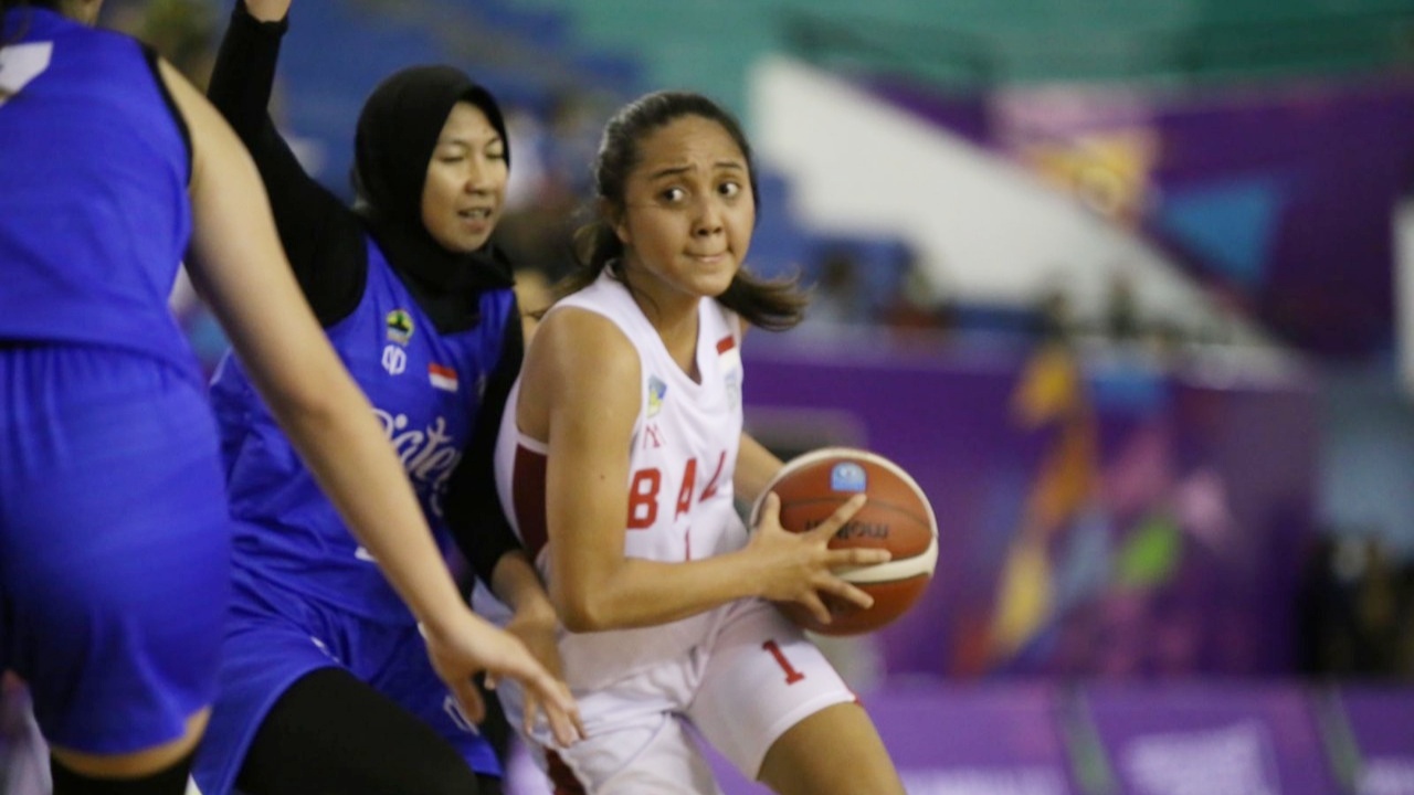 Pemain basket putri Bali, Mita Istinawati menyumbang18 points dan 4 rebounds saat mengalahkan Jawa Tengah di GOR Basket MSC, Minggu (3/10/2021). Foto: Humas PPM/ Joseph Situmorang