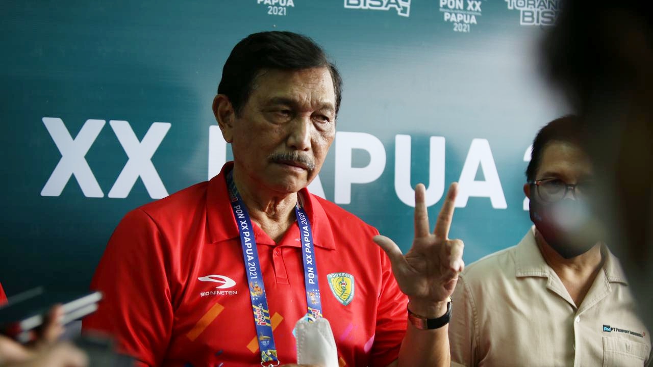 Luhut Binsar Panjaitan saat memberikan keterangan kepada awak media di arena atletik Mimika Sport Complex, Selasa (5/10/2021). Foto: Humas PPM/Joseph Situmorang
