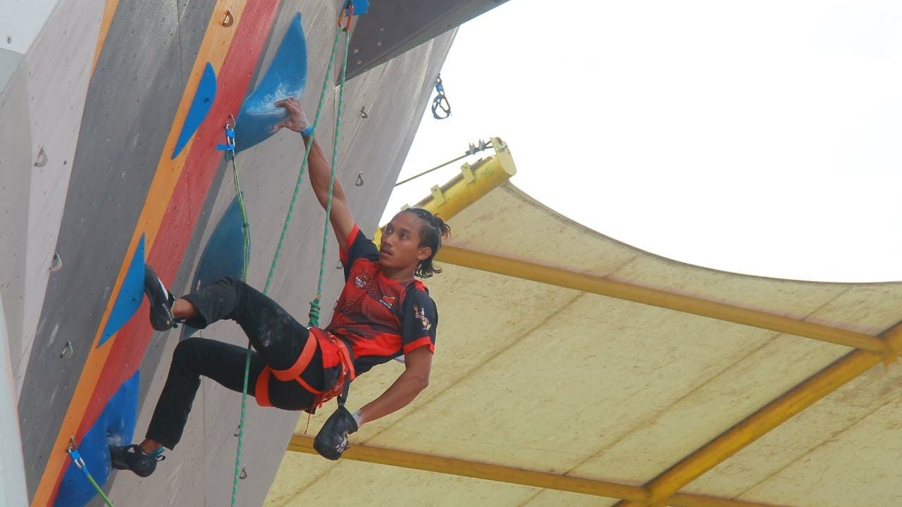 Atlet panjat tebing Papua, Ravianto Ramadhan menyabet emas di kelas lead putra PON XX Papua di venue panjat tebing Mimika, Selasa (5/10/2021). Foto: Humas PPM/ David La'/lang