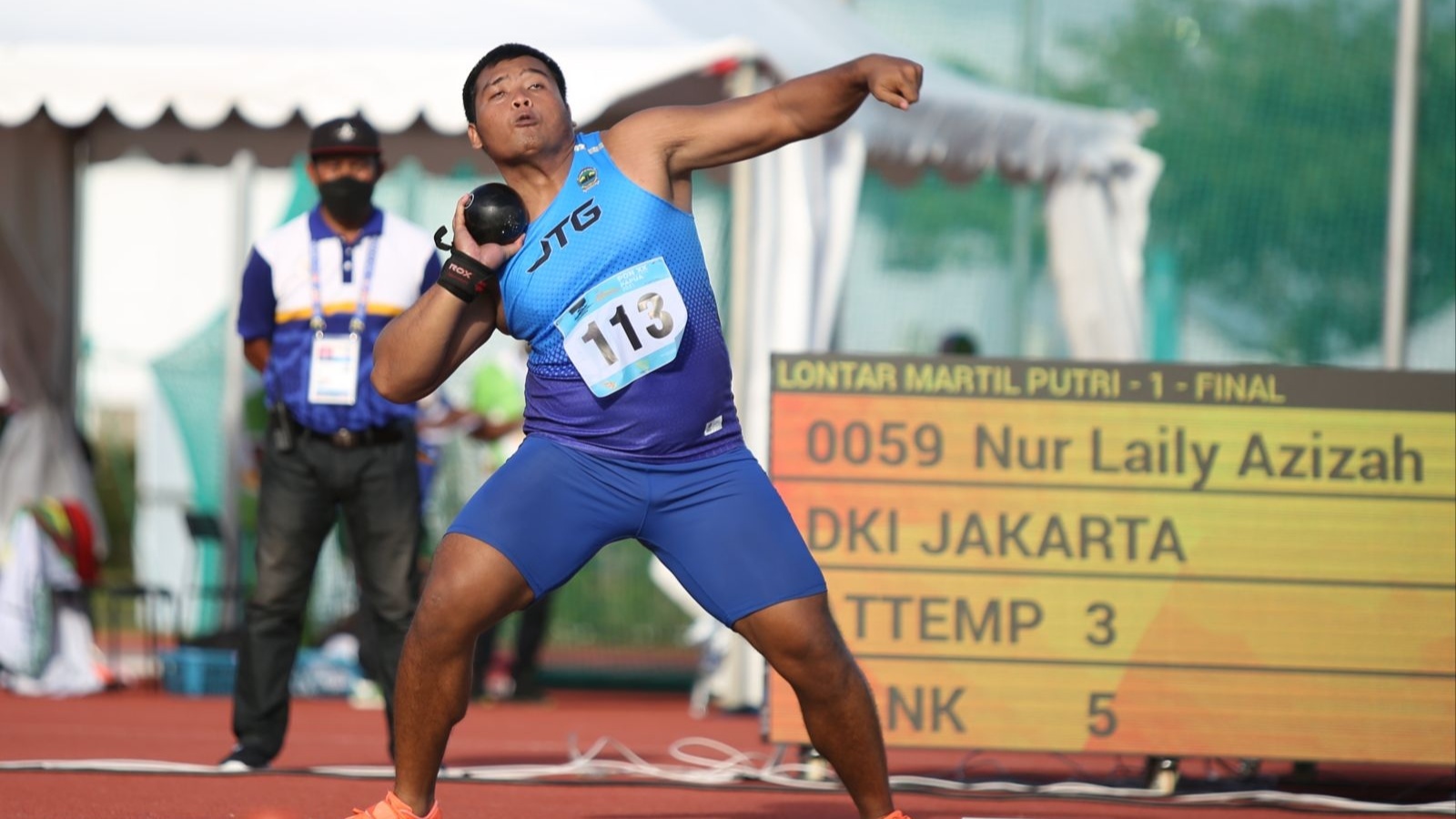 Atlet tolak peluru Jawa Tengah, Irfan Toni Saputro meraih medali emas PON XX Papua di arena atletik Mimika Sport Complex (MSC), Rabu (6/10/2021). Foto: Humas PPM/Joseph Situmorang