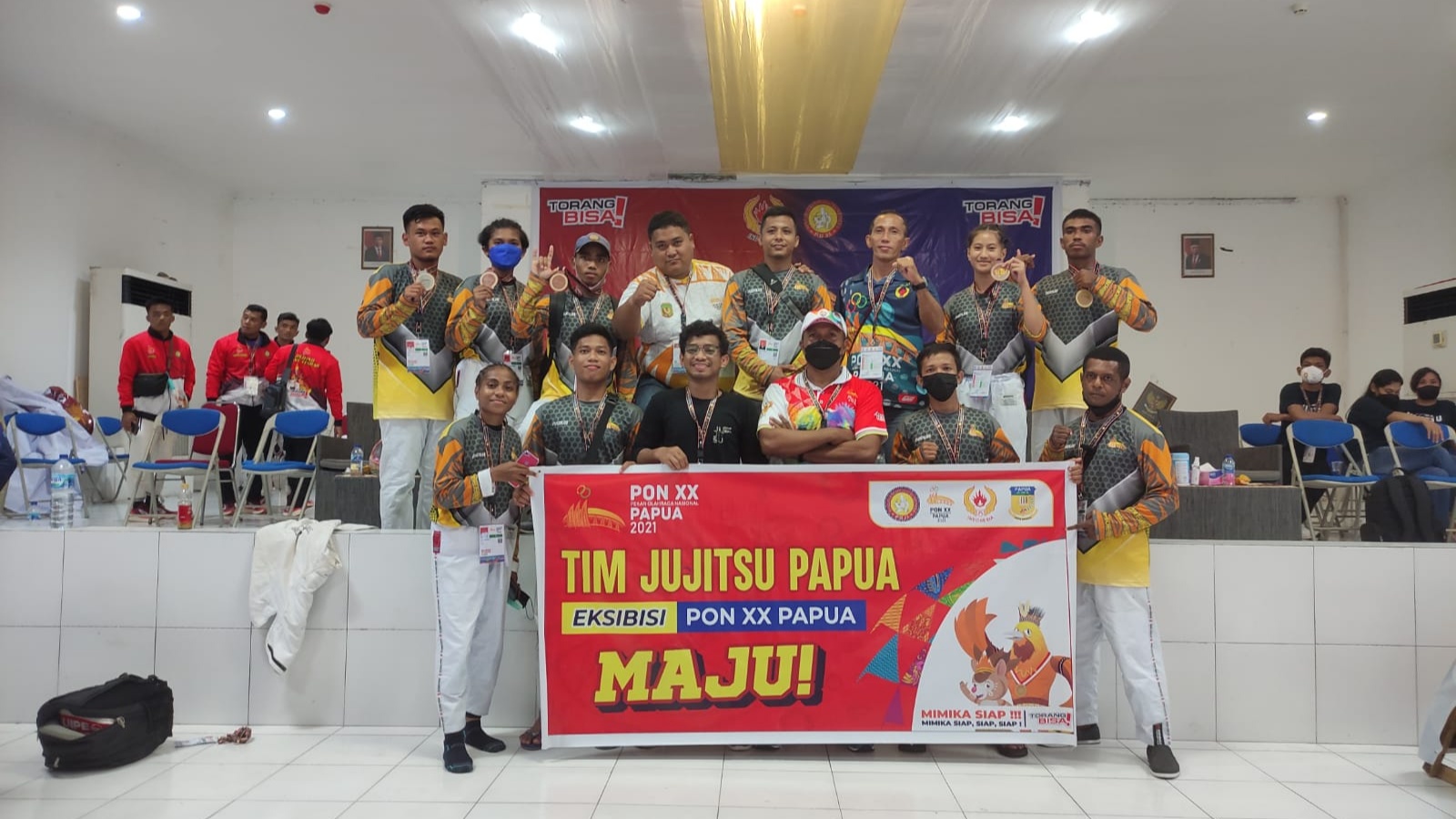 Foto bersama tim Jujitsu Papua yang berhasil meraih emas di eksibisi PON XX. Foto: Istimewa