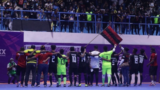 Pemain futsal Papua menyapa para pendukungnya usai menang 4-2 pada partai final melawan Jawa Barat di GOR Futsal PON XX Klaster Mimika, Jalan Poros SP5, Minggu (3/10/2021) Foto: Humas PPM/ Sahirol
