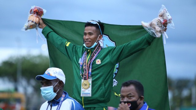 Atlet Jawa Timur Atjong Tio Purwanto keluar sebagai yang tercepat dan berhak atas medali emas pada nomor lari 3000 meter halang rintang putra PON XX di arena atletik MSC, Kamis (14/10/2021). Foto: Humas PPM/ Joseph Situmorang