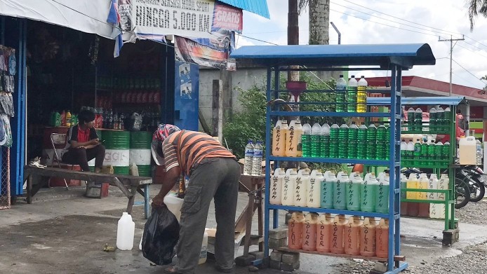 Penjualan minyak tanah dan pertalite eceran di Jalan Yos Sudarso Timika. Foto: Anti Patabang/ Papua60detik