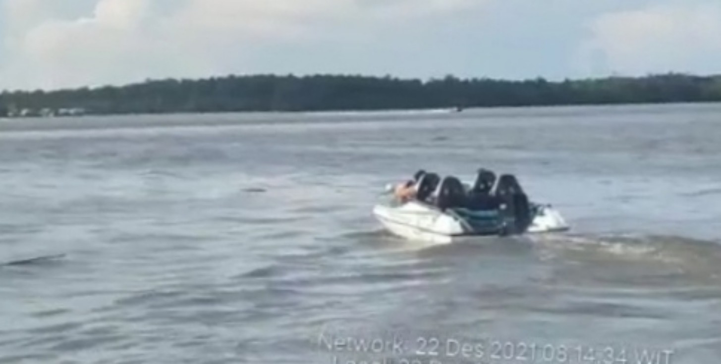 Operasi Tim SAR Gabungan atas satu unit perahu ketinting terbalik di Sungai Ayip Distrik Ayip, Kabupaten Asmat, Rabu (22/12/2021). Foto Humas SAR Timika