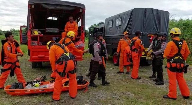 Tim SAR Gabungan Timika bersiap melanjutkan pencarian satu korban kecelakaan Helikopter BELL PK-DAR milik Derazona Air, Kamis (9/6/2022). Foto: Humas SAR Timika