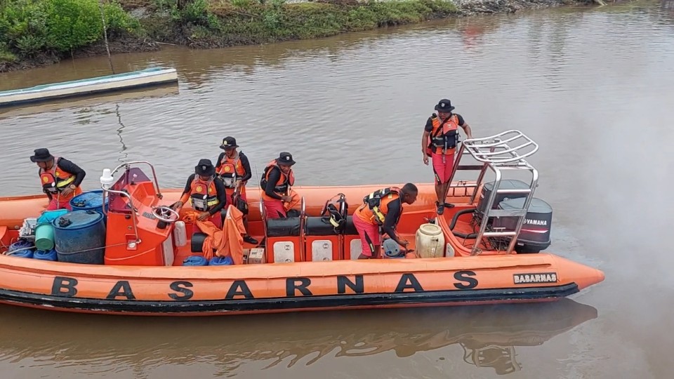 Tim SAR gabungan Timika berangkat melakukan pencarian 11 korban tenggelamnya Kapal Motor (KM) Usaha Baru di perairan Amar, Rabu (6/7/2022). Foto: Humas SAR Timika