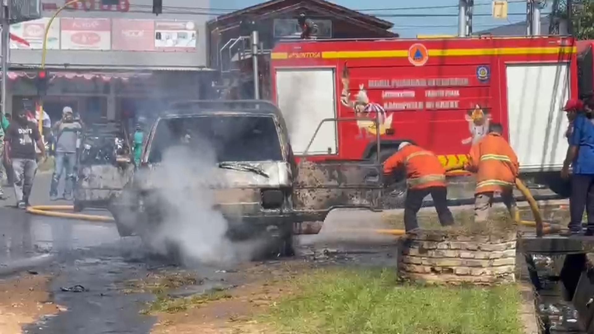 Unit pemadam kebakaran sedang memadamkan api dari mobil pikap L 300 putih di Jalan Ahmad Yani Merauke, Distrik Merauke Kabupaten Merauke, Kamis (18/8/2022). Foto: Ami/ Papua60detik