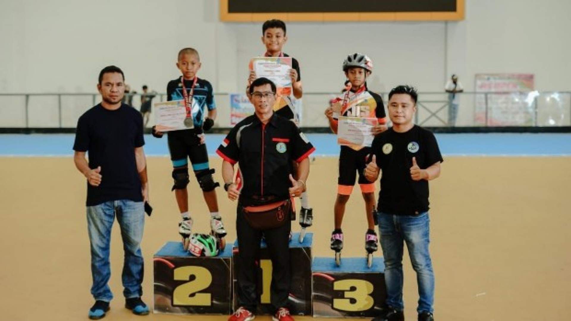Ketua  Porserosi Merauke  Leroy Raymond bersama atlet peraih mendali Jayapura Inline Scate (JIS) Open 2022. Foto: Ami/ Papua60detik