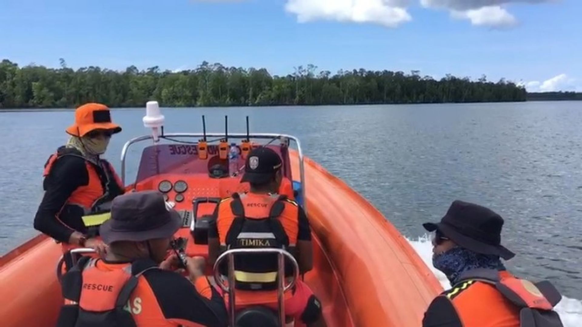 Tim SAR Gabungan Timika pada Minggu (23/10/2022) pagimelakukan pencarian terhadap Sutrisno yang dilaporkan hilang saat ikut berlayar mencari ikan di sekitar perairan Kokonao. Foto: Humas SAR Timika