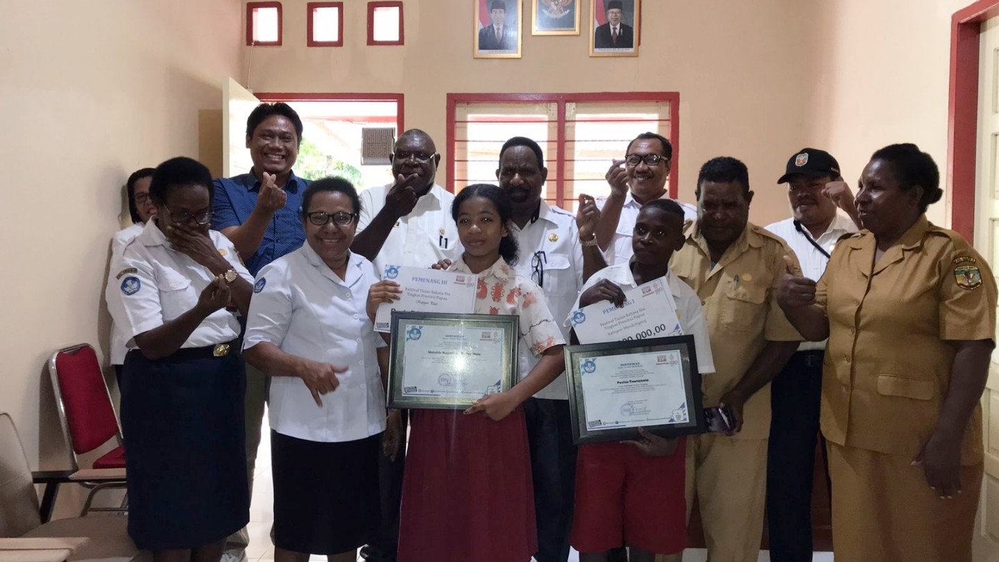 Paulus dan Matelda menerima penghargaan dari Dinas pendidikan Kabupaten Mimika, Rabu (16/11/2022). Foto: Faris/ Papua60detik
