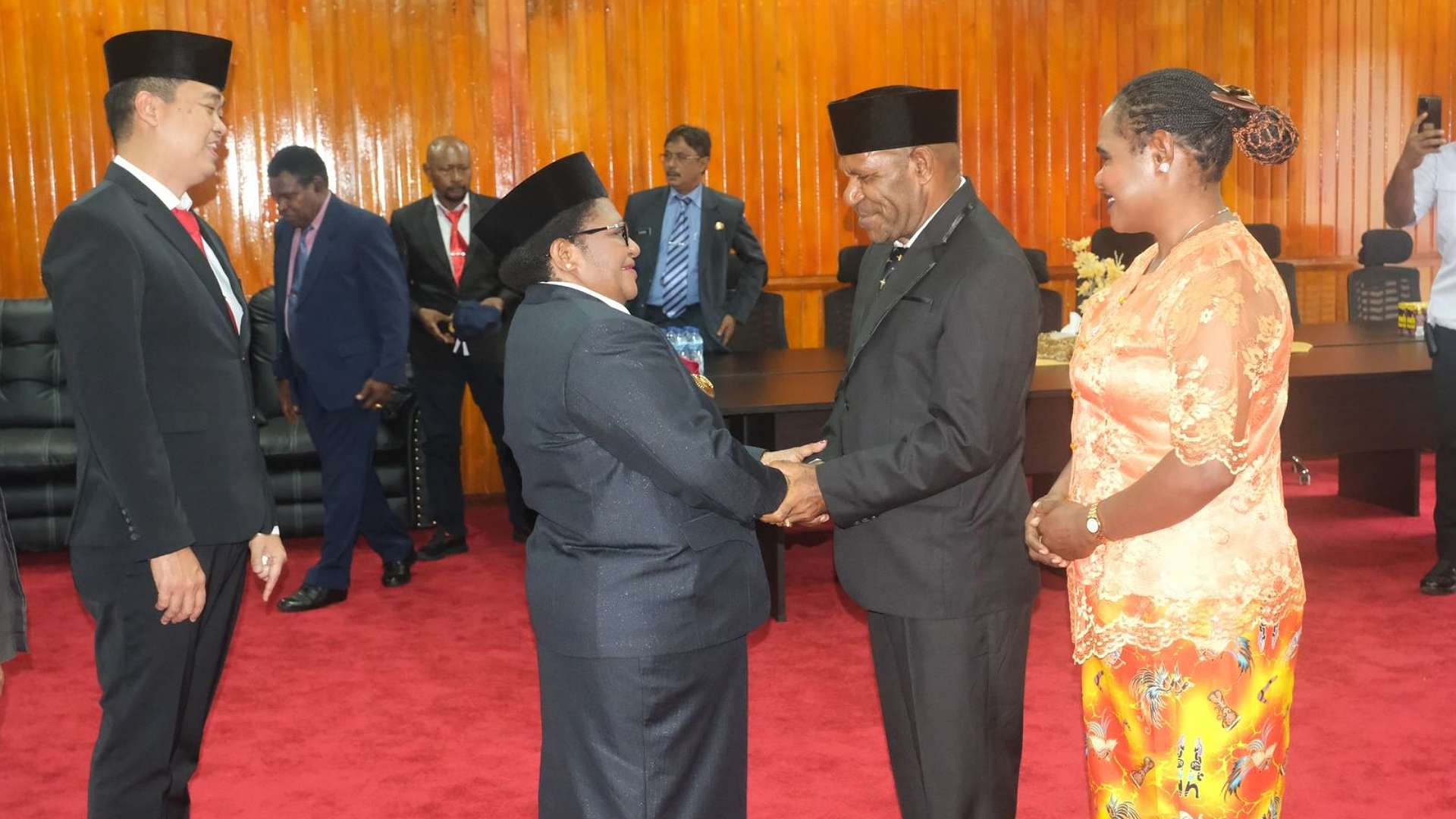 PJ Gubernur Papua Tengah, Ribka Haluk saat melantik Kadis Pendidikan Dan Kebudayaan Provinsi Papua Tengah, Apolos Bagau di Nabire, Rabu (28/12/2022). Foto: Istimewa